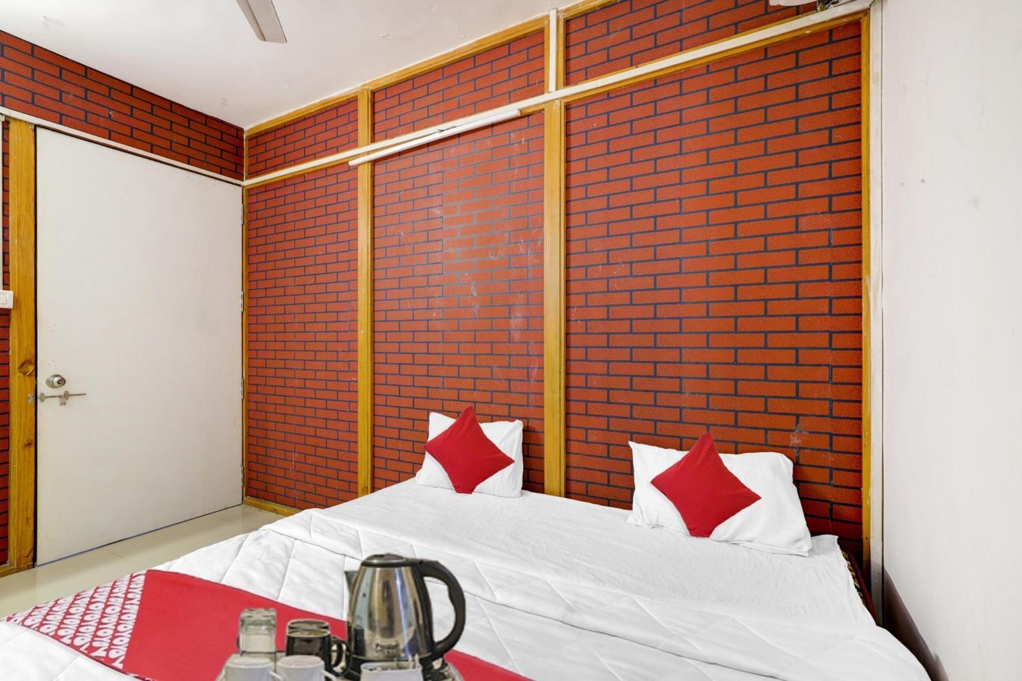 Hotel O Cozy Rooms Surate Exterior foto